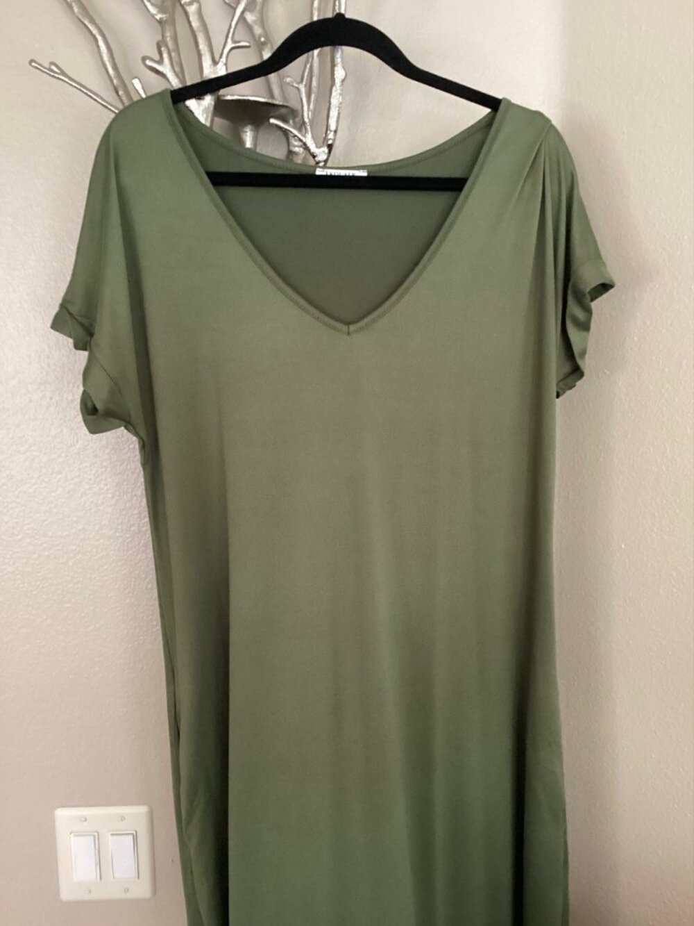 Ekouaer green maxi dress with pockets and side slits, size large.